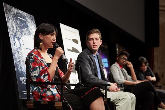 导演张姗姗在百汇剧院美国东部首映后回答观众提问。